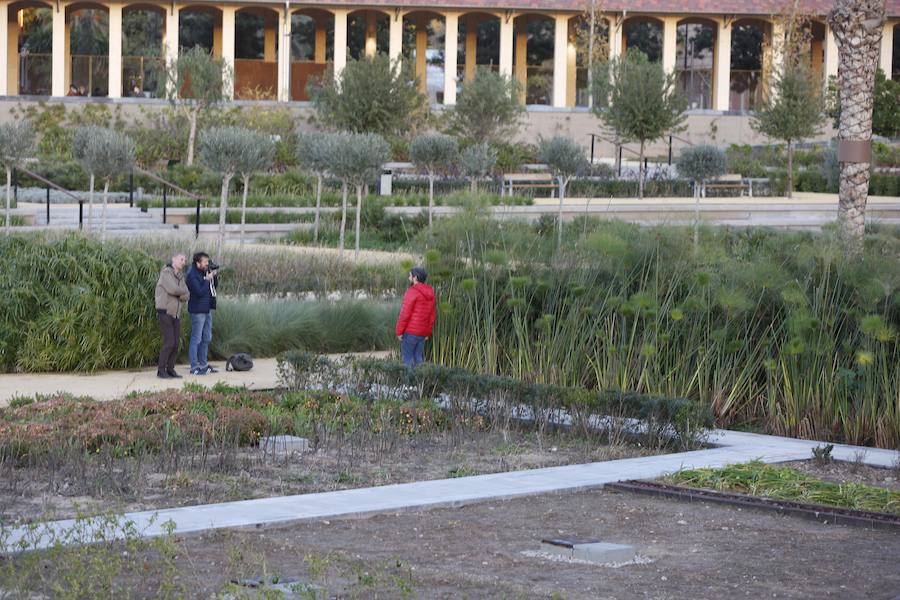 Desde las 9 horas de la mañana de este lunes los valencianos ya pueden disfrutar de este nuevo espacio verde que esperan desde hace 15 años. En total, más de 100.000 metros cuadrados, con un millar de árboles y zonas para niños y perros.