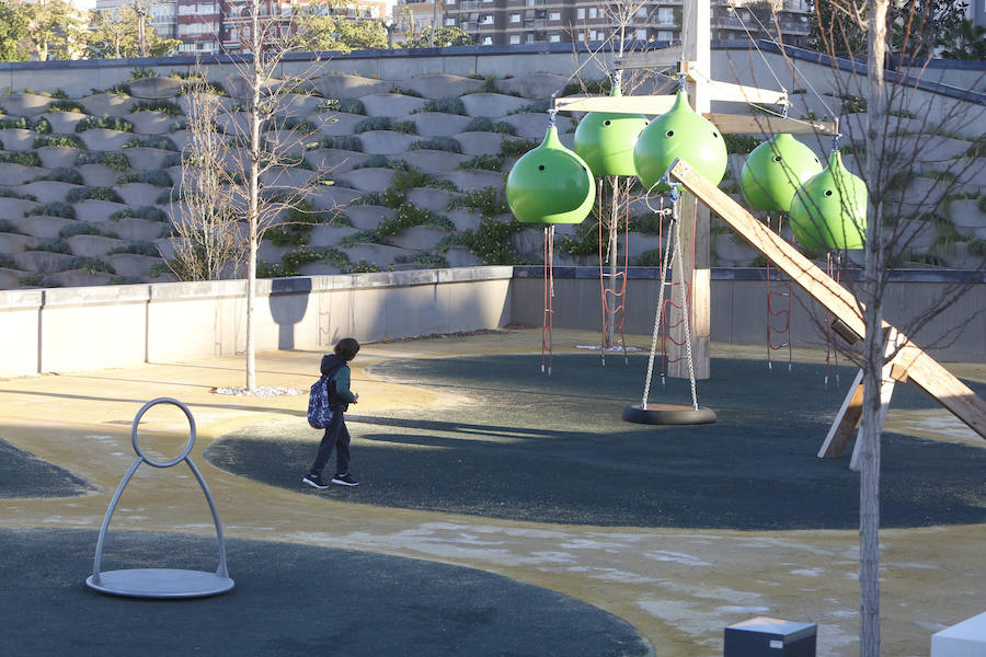 El Parque Central de Valencia comienza a ser una realidad. El avance de las obras ya permite ver cómo será uno de los pulmones de la ciudad y otro punto de encuentro para el deporte y el ocio.