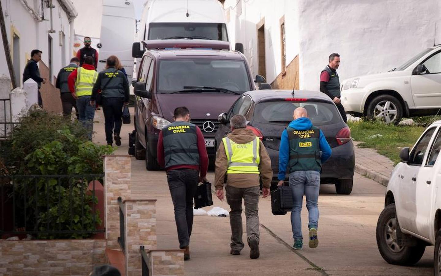 Efectivos de la UCO de la Guardia Civil se dirigen a una vivienda en la calle Córdoba de El Campillo (Huelva) para inspeccionarla, tras encontrar el lunes el cadáver de la joven en una zona de terraplén y matorrales a varios kilómetros de la localidad.