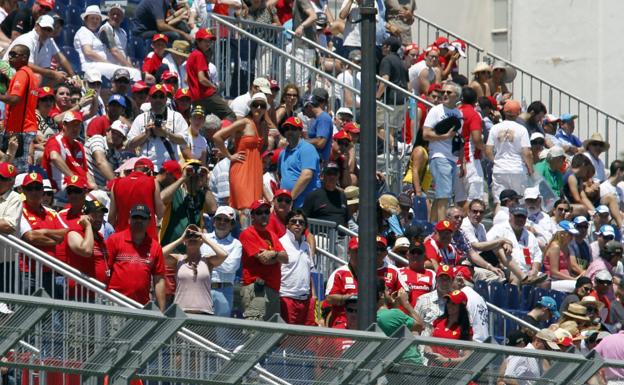 Aficionados de Ferrari en las gradas del circuito de la F-1. 