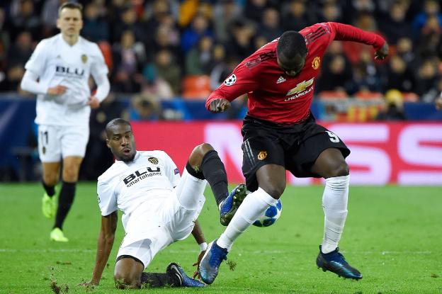 Kondogbia trata de robar el balón a Lukaku durante el partido contra el Manchester. 