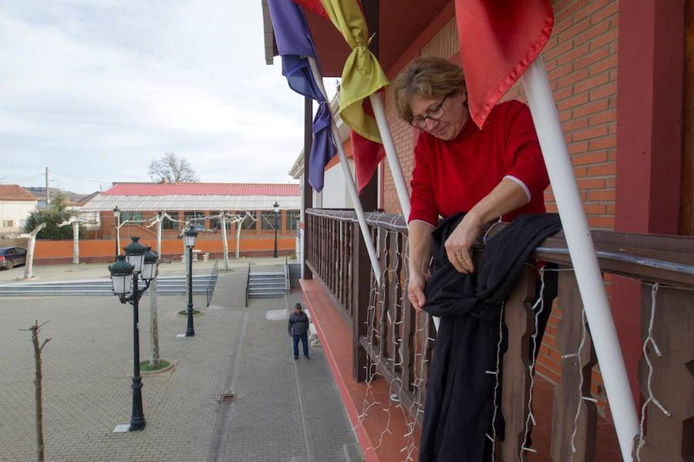 La alguacil del Ayuntamiento de Villabuena del Puente (Zamora), de donde son naturales los abuelos de la joven profesora Laura Luelmo, desaparecida el pasado miércoles en El Campillo (Huelva), coloca un crespón negro en señal de duelo por la muerte de la joven.