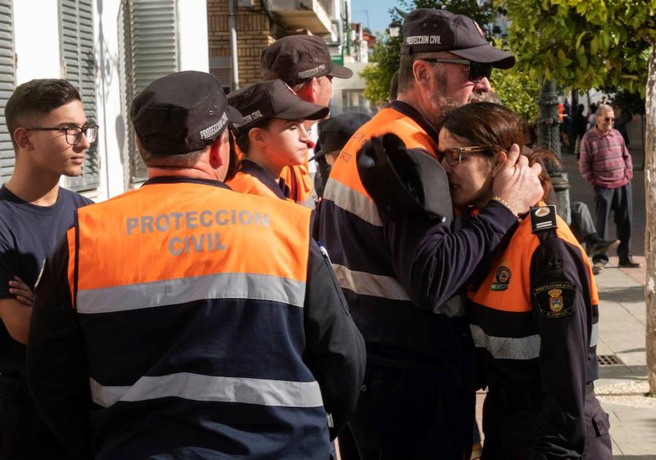 Miembros de Protección Civil se consuelan tras enterarse del hallazgo del cadáver.