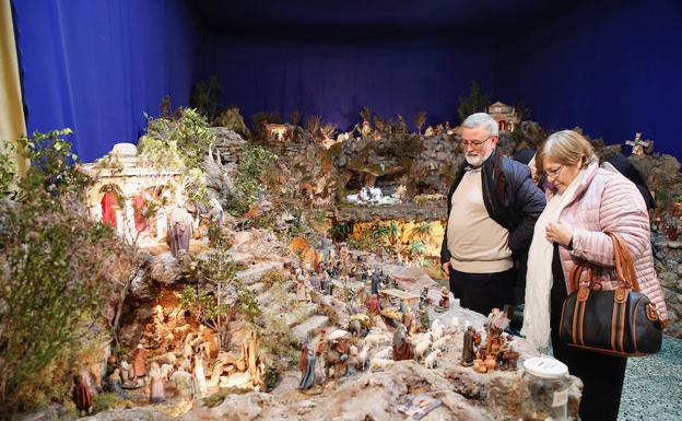 Visitantes del belén de las religiosas de San José de la Montaña. 