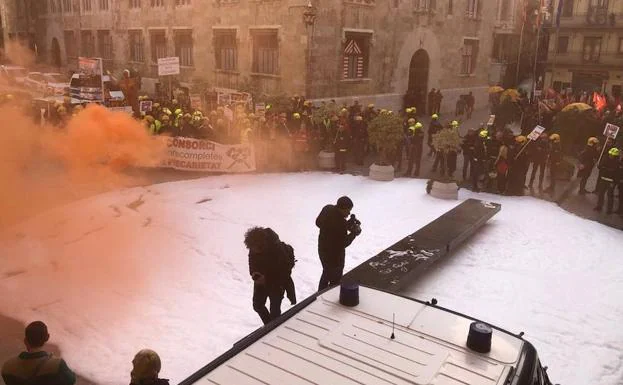 Bomberos queman un muñeco con la cara de un directivo del Consorcio de Valencia