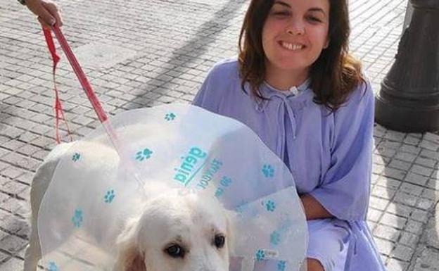 La concejal Sandra Gómez posa con su perro tras sufrir el ataque.