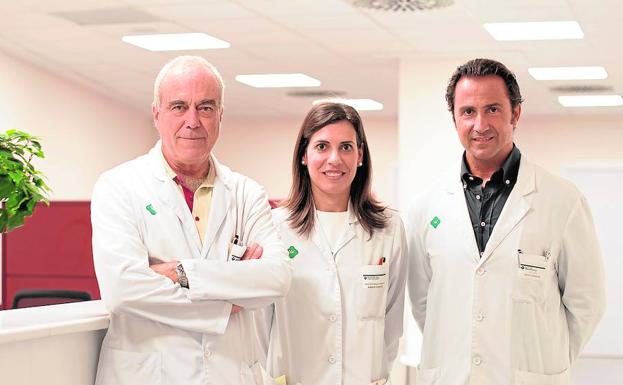 El doctor Luis Larrea, responsable de la unidad, la doctora Verónica Sánchez y el doctor Enrique López. 