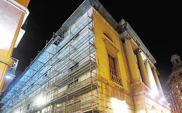 Imagen principal - En junio de 2017 se cubrió la fachada del Teatro principal con una malla. Los andamios se instalaron reciente mente. Una malla cubre todo el edificio del Archivo del Reino. 