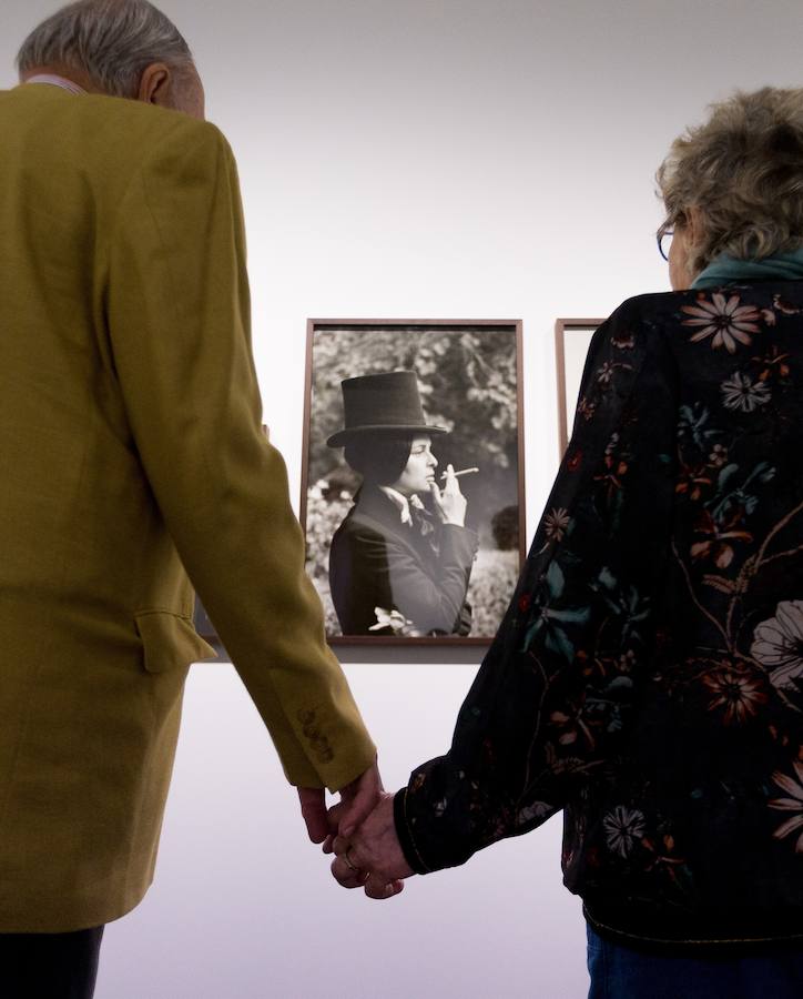 La fotoperiodista Juana Biarnés captó con su cámara a algunas personalidades icónicas como Massiel, Raphael, Lola Flores, Dalí, Joan Manuel Serrat, la duquesa de Alba, los Beatles, Audrey Hepburn, Jackie Kennedy o Roman Polanski.