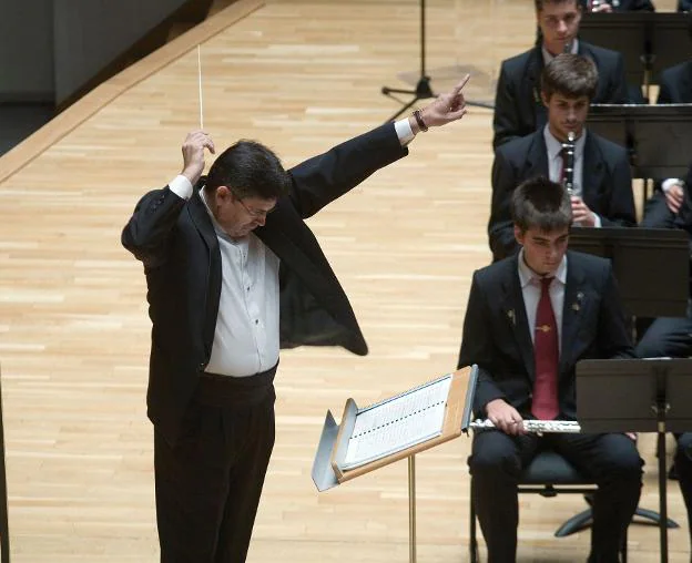  Maestro. Juan Gonzalo Gómez Deval, durante un concierto. 