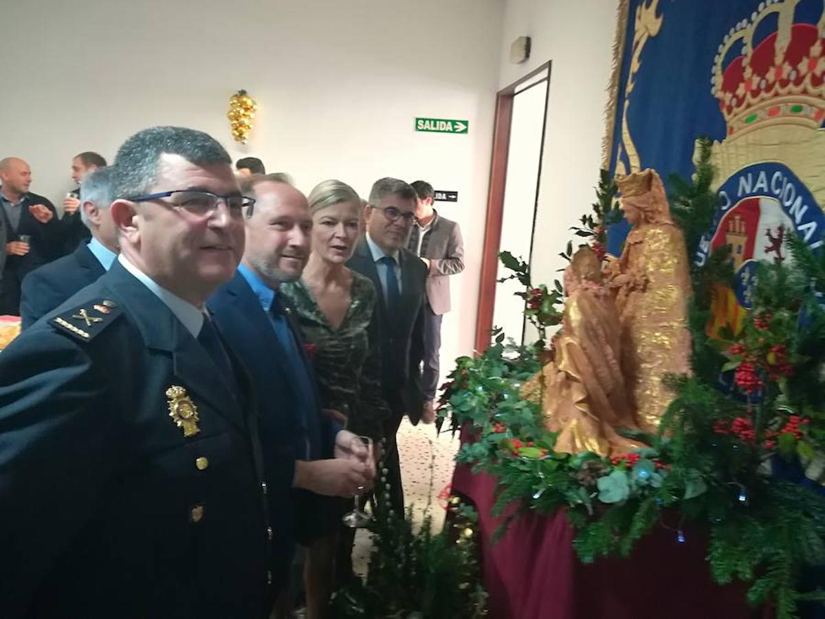 El escultor cartagenero Juan José Quirós, autor de la primera escultura en España que representa a los patronos de la Policía Nacional, donó ayer un grupo escultórico de la Sagrada Familia a la Jefatura Superior de Policía de la Comunitat Valenciana. El jefe superior de Policía, el comisario principal José Javier Cuasante, agradeció la preciada donación y destacó el arte religioso de Quirós, que empezó a fraguar su carrera en la década de los 90 y es uno de los últimos discípulos del prestigioso imaginero José Sánchez Lozano. Tanto Cuasante como Quirós manifestaron que el grupo escultórico representa la unión del arte y la valencianía al estar inspirada la imagen de María en la Virgen de los Desamparados. Al acto también asistieron el delegado del Gobierno y la consellera de Justicia, entre otras autoridades, así como un grupo numeroso de mandos de la Policía Nacional.