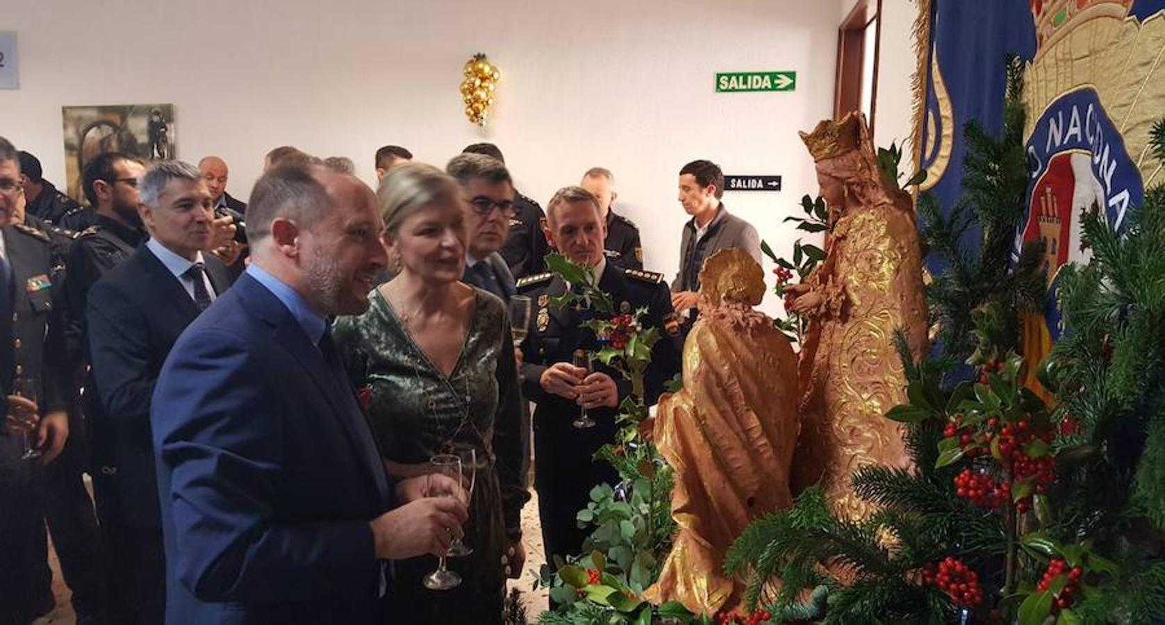 El escultor cartagenero Juan José Quirós, autor de la primera escultura en España que representa a los patronos de la Policía Nacional, donó ayer un grupo escultórico de la Sagrada Familia a la Jefatura Superior de Policía de la Comunitat Valenciana. El jefe superior de Policía, el comisario principal José Javier Cuasante, agradeció la preciada donación y destacó el arte religioso de Quirós, que empezó a fraguar su carrera en la década de los 90 y es uno de los últimos discípulos del prestigioso imaginero José Sánchez Lozano. Tanto Cuasante como Quirós manifestaron que el grupo escultórico representa la unión del arte y la valencianía al estar inspirada la imagen de María en la Virgen de los Desamparados. Al acto también asistieron el delegado del Gobierno y la consellera de Justicia, entre otras autoridades, así como un grupo numeroso de mandos de la Policía Nacional.