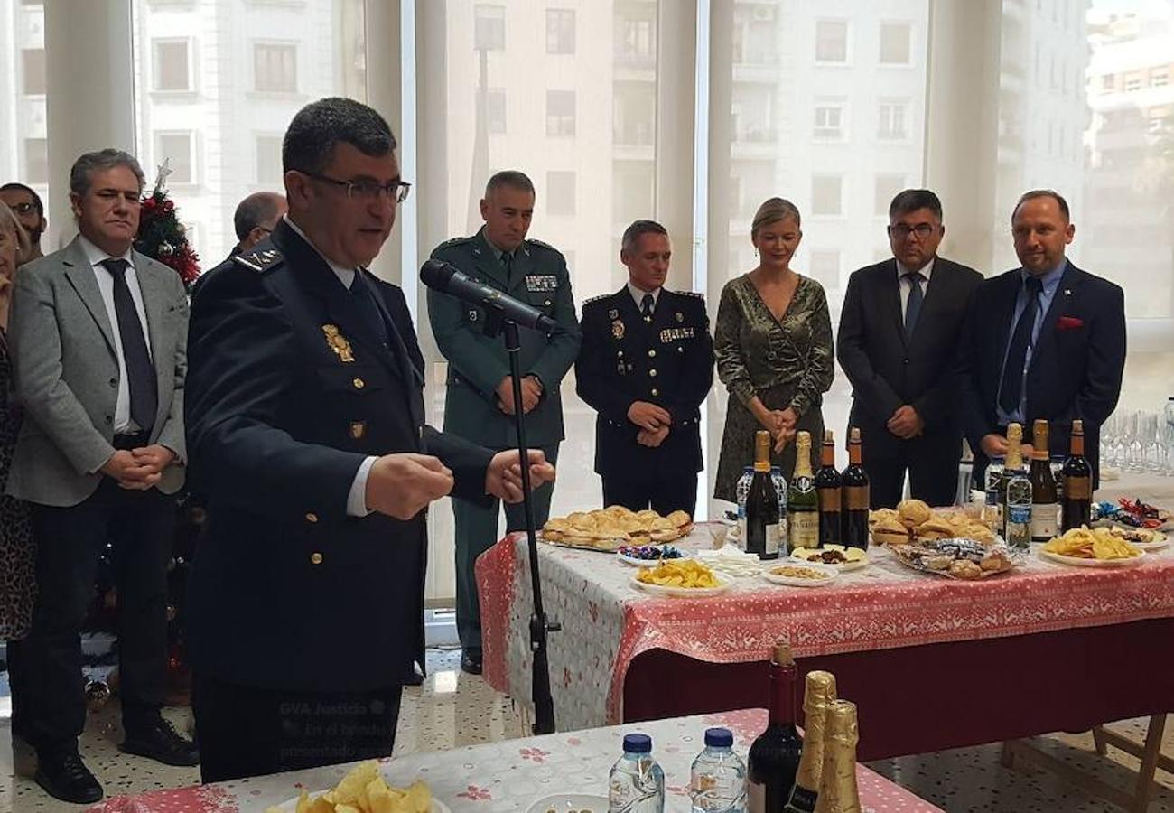 El escultor cartagenero Juan José Quirós, autor de la primera escultura en España que representa a los patronos de la Policía Nacional, donó ayer un grupo escultórico de la Sagrada Familia a la Jefatura Superior de Policía de la Comunitat Valenciana. El jefe superior de Policía, el comisario principal José Javier Cuasante, agradeció la preciada donación y destacó el arte religioso de Quirós, que empezó a fraguar su carrera en la década de los 90 y es uno de los últimos discípulos del prestigioso imaginero José Sánchez Lozano. Tanto Cuasante como Quirós manifestaron que el grupo escultórico representa la unión del arte y la valencianía al estar inspirada la imagen de María en la Virgen de los Desamparados. Al acto también asistieron el delegado del Gobierno y la consellera de Justicia, entre otras autoridades, así como un grupo numeroso de mandos de la Policía Nacional.