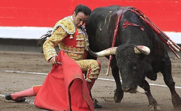 Enrique Ponce lidia un toro. 