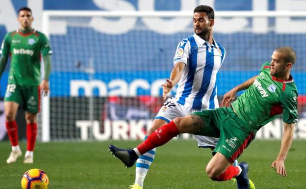 Willian José pugna por un balón con Laguardia. 