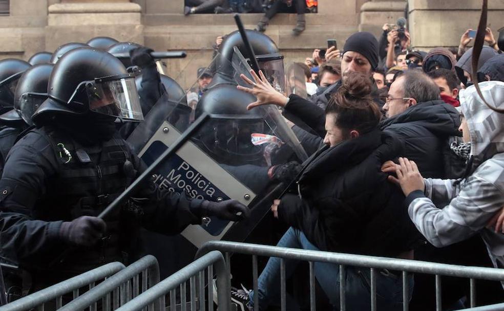 Cargas policiales en los alrededores de la Lotja, donde se celebra el Consejo de Ministros.