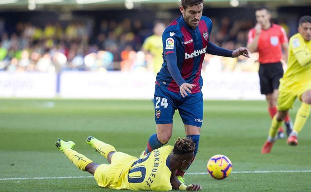 José Campaña avanza con el balón ante Samu Chukwueze, en una imagen de archivo.