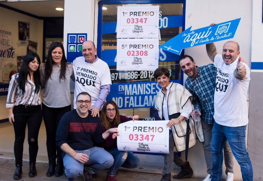 Celebración en la administración 3 de Manises, que ha vendido partes de Gordo, el tercer premio y un quinto de la Lotería de Navidad 2018