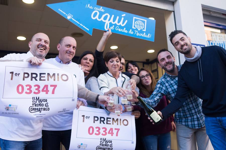 Celebración en la administración 3 de Manises, que ha vendido partes de Gordo, el tercer premio y un quinto de la Lotería de Navidad 2018