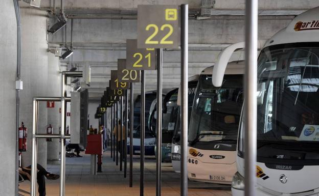 Zona de autobuses en el aeropuerto de Alicante-Elche. 