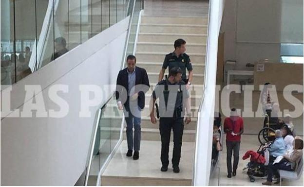 Eduardo Zaplana en una de sus visitas al hospital La Fe de Valencia para recibir tratmiento.