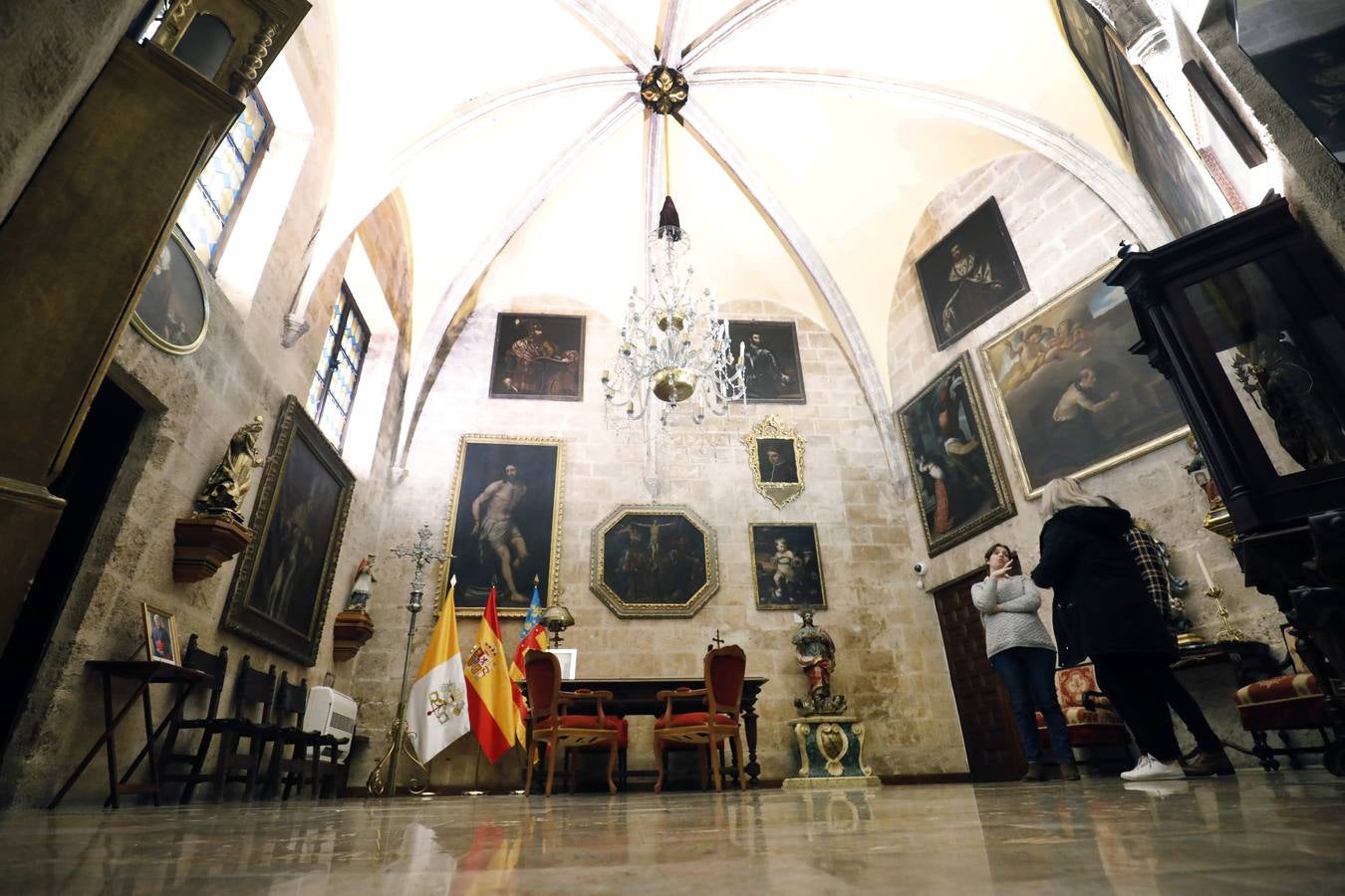 La iglesia, que sacó a la luz los frescos de Palomino, abre a las visitas la desconocida sala Capitular. El espacio, origen de la parroquia en el siglo XV, presenta su estado original e incluye obras de Juan de Juanes y Esteban March