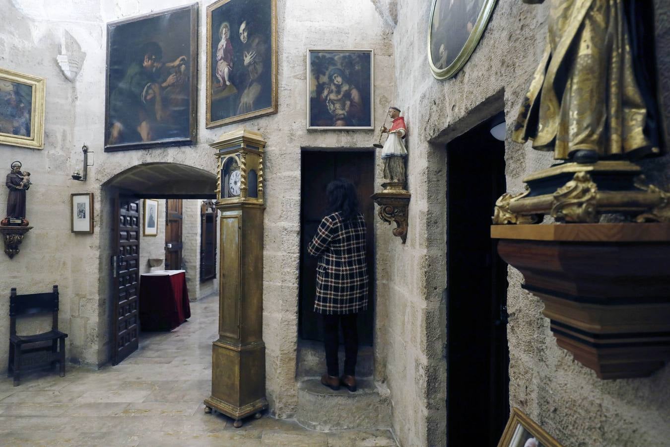 La iglesia, que sacó a la luz los frescos de Palomino, abre a las visitas la desconocida sala Capitular. El espacio, origen de la parroquia en el siglo XV, presenta su estado original e incluye obras de Juan de Juanes y Esteban March