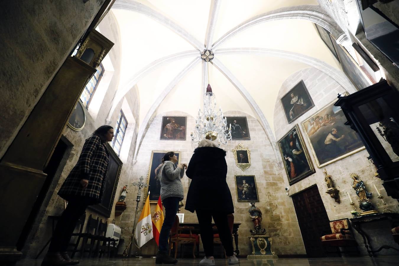 La iglesia, que sacó a la luz los frescos de Palomino, abre a las visitas la desconocida sala Capitular. El espacio, origen de la parroquia en el siglo XV, presenta su estado original e incluye obras de Juan de Juanes y Esteban March