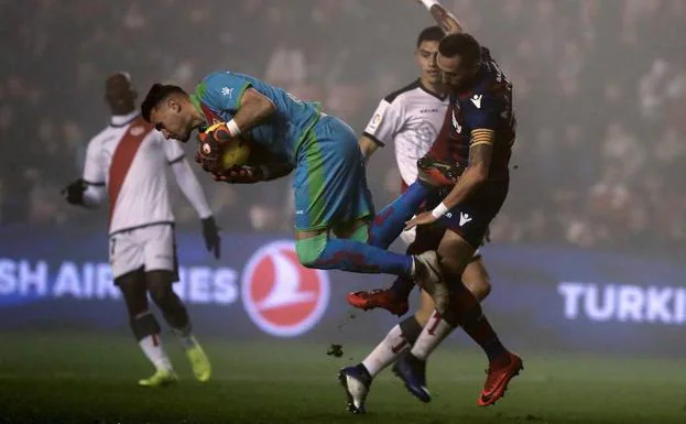 Dimitrievski, portero del Rayo, cae al suelo después de una falta de José Luis Morales.