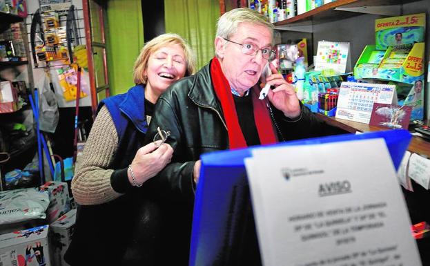 María y Vicente Galduf atienden un teléfono que no dejó de sonar en toda la mañana en su local de Llíria.