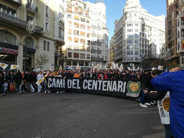 El inicio del acto de ayer en la plaza del Ayuntamiento. 