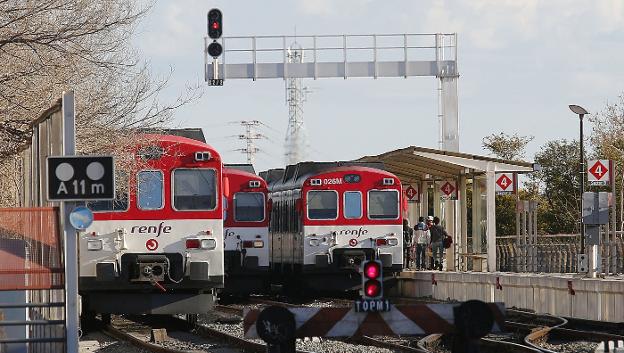 Varios trenes de la C-3 en la estación de San Isidro. 