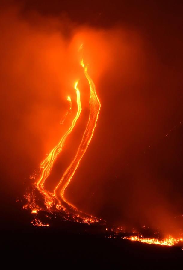 El volcán continúa este martes 25 de diciembre su actividad con emisión de gases y lava. 