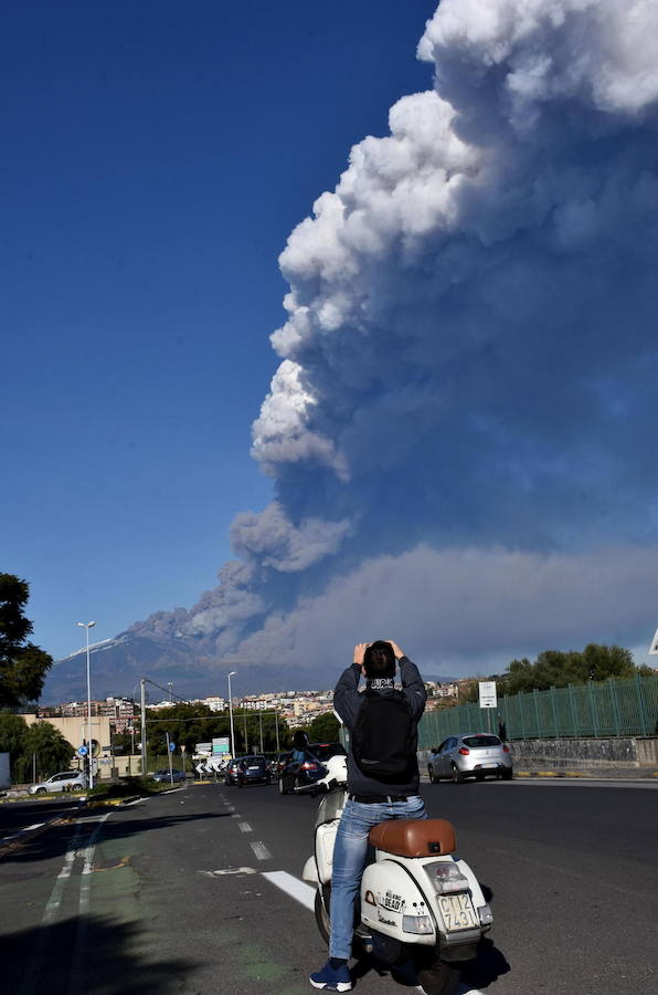 El volcán Etna ha entrado en erupción este lunes escupiendo una gran columna de ceniza, lo que ha obligado a cerrar el espacio aéreo circundante, mientras que la zona de Sicilia ha sido sacudida por una multitud de pequeños sismos.