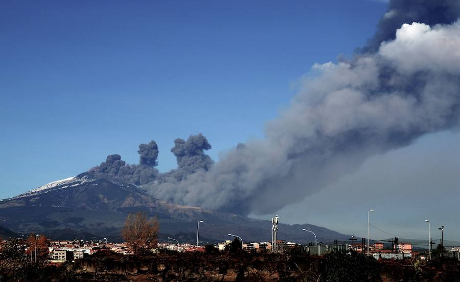 Después de las sacudidas hubo un aumento de la actividad del volcán, que culminó con una enorme columna de ceniza. 