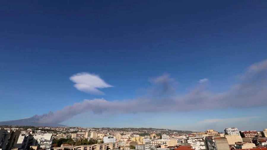 A finales de marzo, un estudio publicado en la revista Bulletin of Volcanology reveló que el Etna se desliza muy lentamente hacia el Mediterráneo, a un ritmo constante de 14 milímetros por año. 