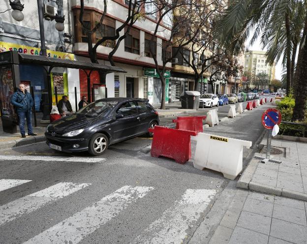 Obras del carril bici de Reino de Valencia, junto a la parada del autobús. 