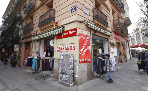 El local de Avenida del Oeste, con el cartel de «liquidación total».