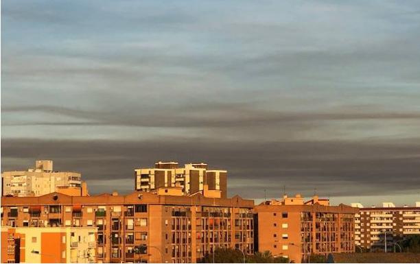 Humo del incendio, el domingo, sobre Valencia. 