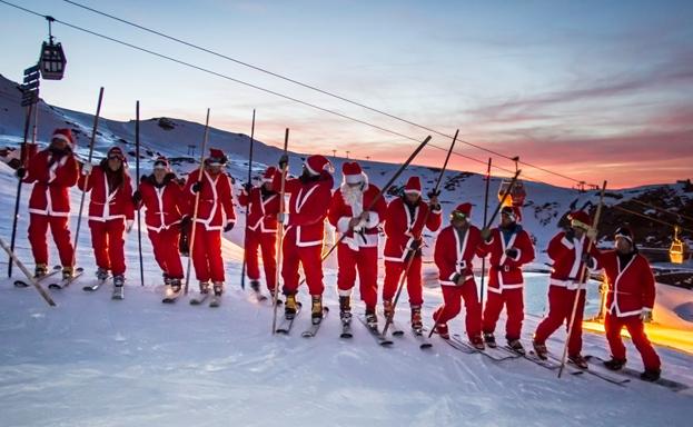 Papá Noel y sus ayudantes, en la pista El Río