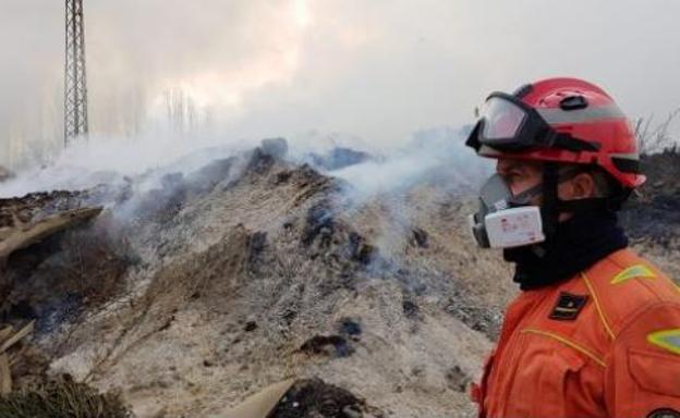 Sollana | Emergencias advierte de posibles perjuicios por humo del incendio de Sollana