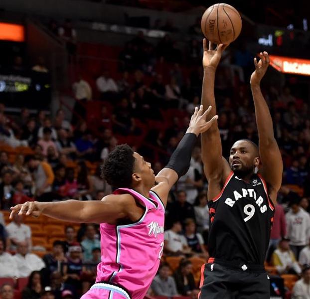 Serge Ibaka lanza con la oposición de Hassan Whiteside. 