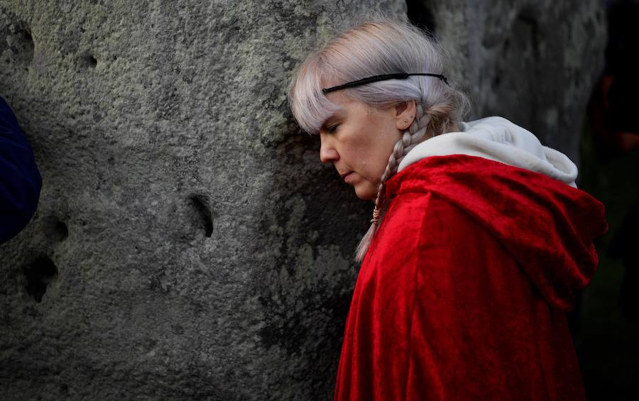 Mientras, y seguramente ajenos a estos descubrimientos, envueltos en ropa de colores cálidos y brillantes, miles de juerguistas se reunieron en el Stonehenge de Gran Bretaña para ver el primer amanecer después de la temporada de invierno el pasado sábado.