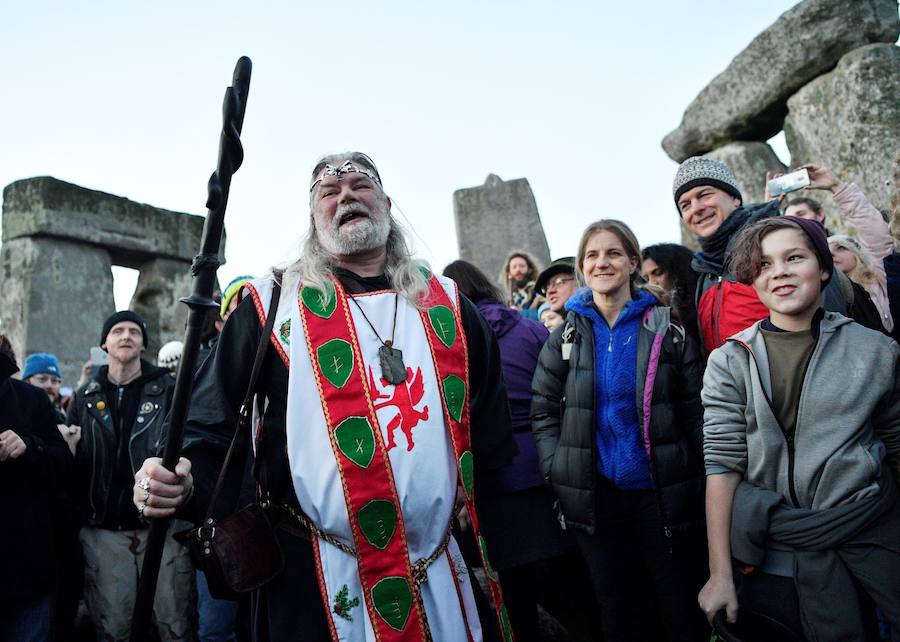 Personas de todas las edades, incluidos druidas y paganos, cantaban, aplaudían y vitoreaban cuando el sol se alzaba sobre las piedras prehistóricas situadas en el suroeste de Inglaterra. 