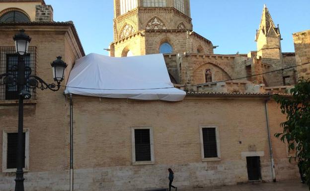 Lona para evitar las goteras en la catedral. 