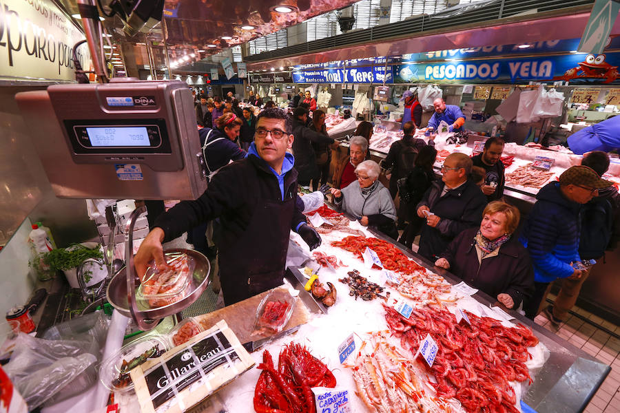 Lleno hasta la bandera. Así ha estado este sábado el centro de Valencia con curiosos que querían fotografiar todos los escaparates, pero sobre todo con gente haciendo las compras de Nochevieja. Uno de los puntos de encuentro que ha registrado el cartel de 'completo' ha sido una vez más el Mercado Central. El marisco, salazones, frutos secos y quesos variados llenan las cestas a dos días del Fin de Año. 