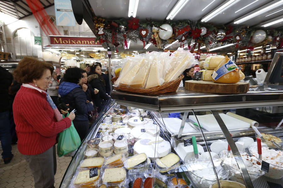 Lleno hasta la bandera. Así ha estado este sábado el centro de Valencia con curiosos que querían fotografiar todos los escaparates, pero sobre todo con gente haciendo las compras de Nochevieja. Uno de los puntos de encuentro que ha registrado el cartel de 'completo' ha sido una vez más el Mercado Central. El marisco, salazones, frutos secos y quesos variados llenan las cestas a dos días del Fin de Año. 