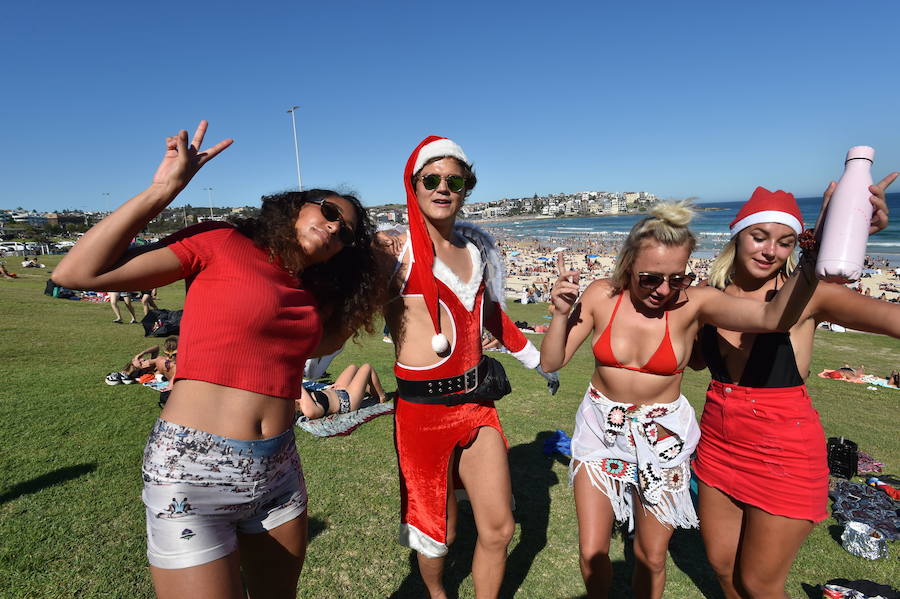 Las fiestas de Navidad ofrecen muchas imágenes curiosas. Baños en aguas gélidas, salsódromo en Cali, papanoeles en la playa, en la guerra, en moto o haciendo surf. Muchos papanoeles y... el Grinch. 