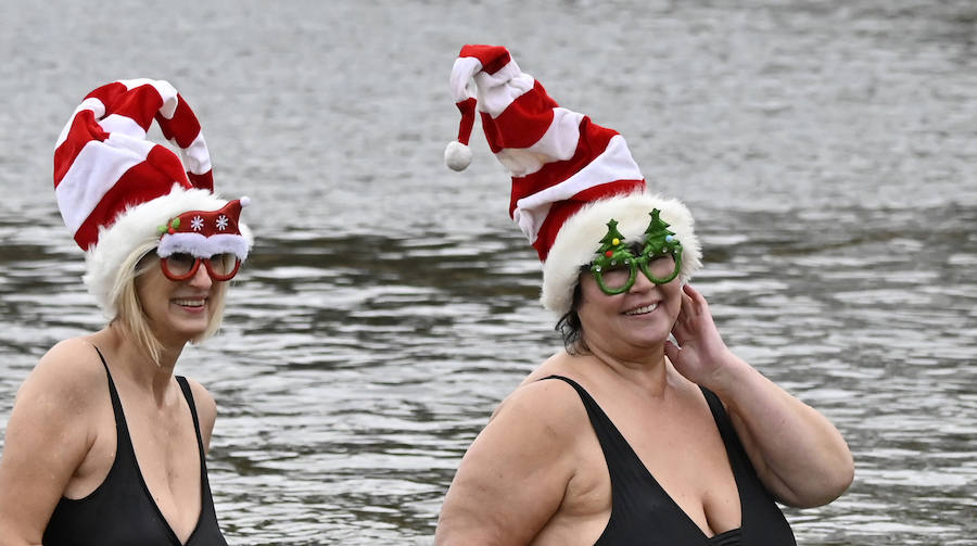 Las fiestas de Navidad ofrecen muchas imágenes curiosas. Baños en aguas gélidas, salsódromo en Cali, papanoeles en la playa, en la guerra, en moto o haciendo surf. Muchos papanoeles y... el Grinch. 