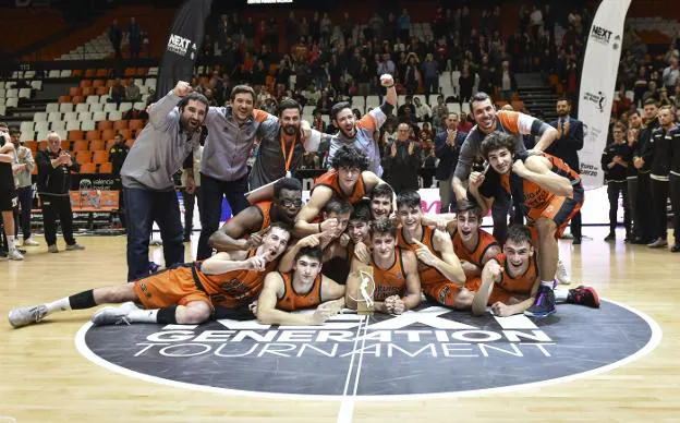 El equipo junior del Valencia Basket celebra sobre el parquet de la Fonteta la clasificación para la Final Eight de la Euroliga. 